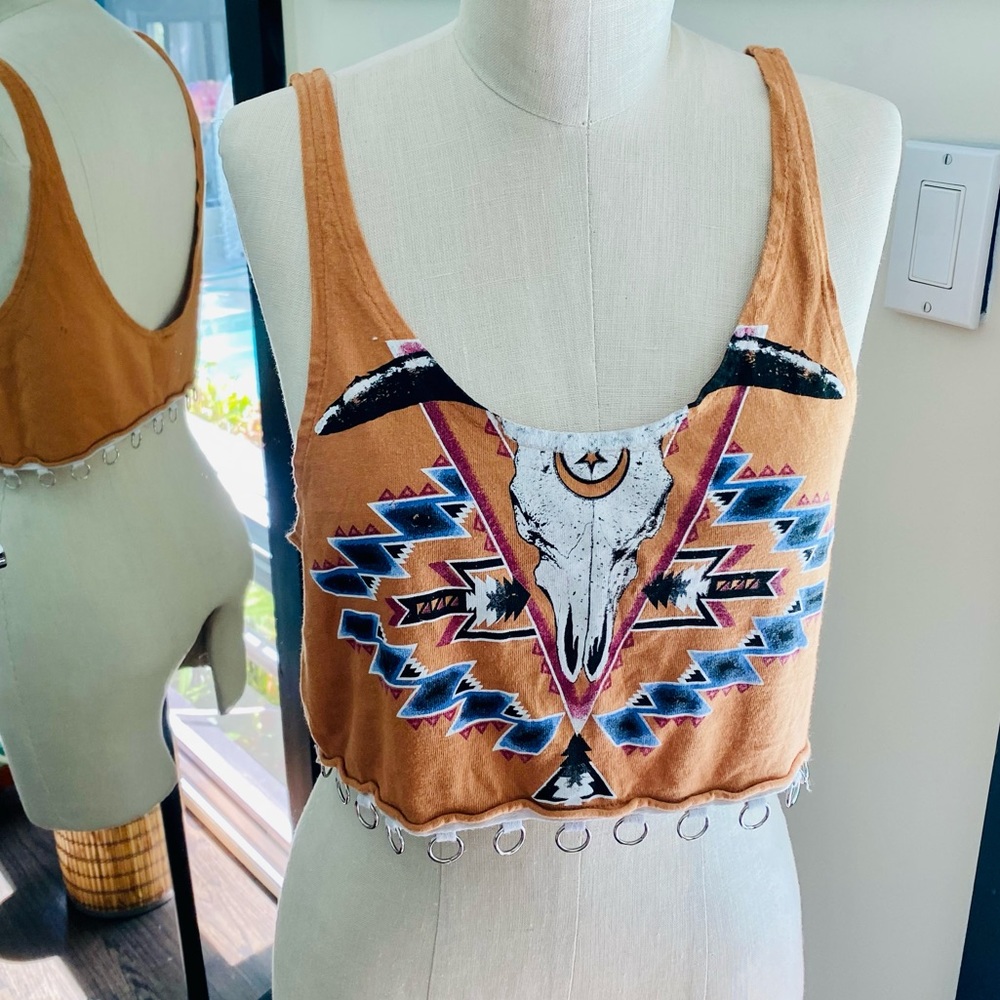 EUC LF Vintage inspired crop top with ring tabs S